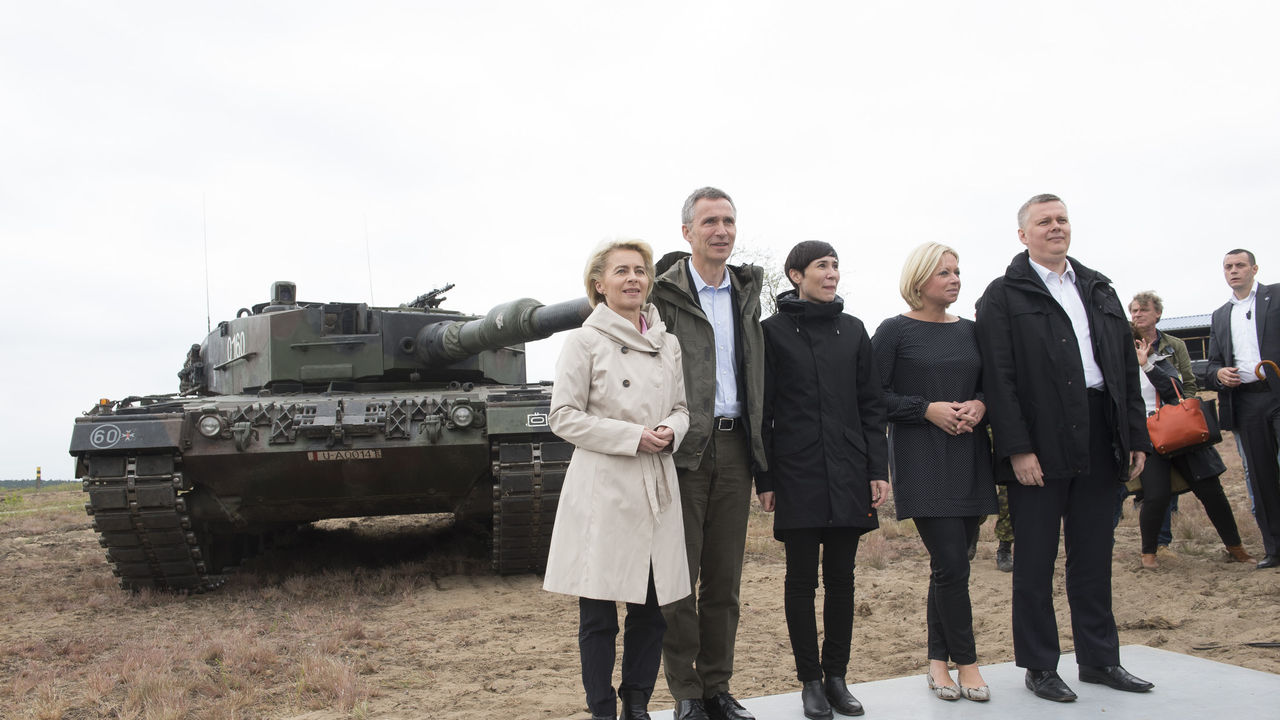 Minister of Defence of Germany Ursula von der Leyen, NATO Secretary General Jens Stoltenberg, Minister of Defence of Norway Ine Eriksen Soreide, Minister of Defence of the Netherlands Jeanine Hennis-Plasschaert and Minister of Defence of Poland Tomasz Siemoniak at the Noble Jump 2015 Exercise training session