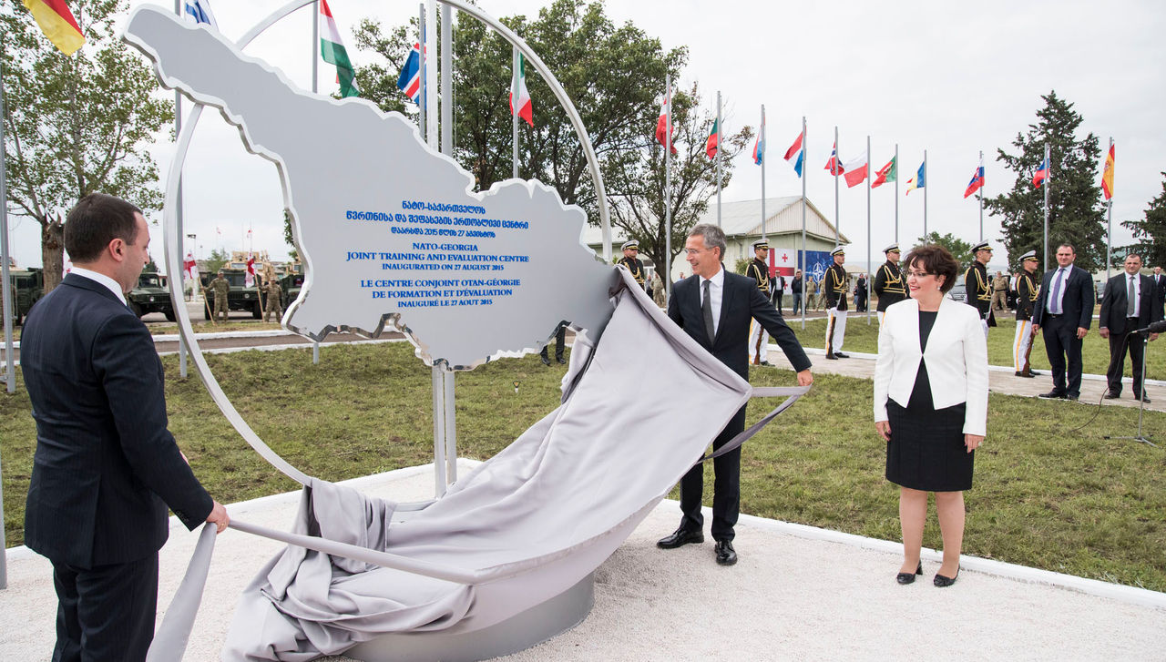 Ceremony for the opening of the Joint Training and Evaluation Centre at the Krtsanisi Military Facility. NATO Secretary General Jens Stoltenberg and Prime Minister of Georgia, Irakli Garibashvili unveil the plaque