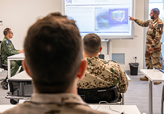 Des soldats de l'OTAN se perfectionnent au centre de formation de la NISRF.