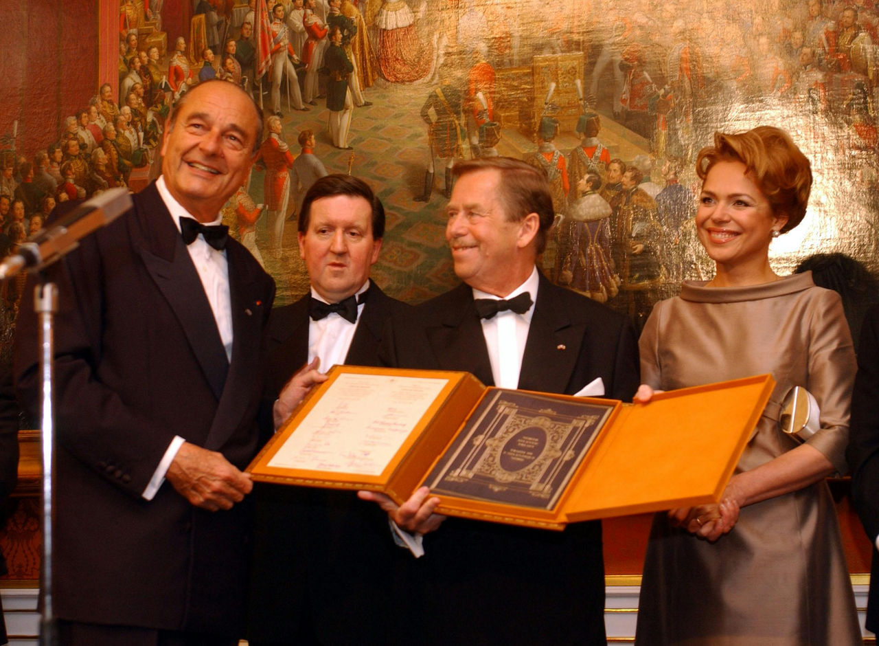 Left to right: French President Jacques Chirac and NATO Secretary General Lord Robertson hand a gift to President Václav Havel, Mrs Dagmar Havel (right), 20 November 2002.