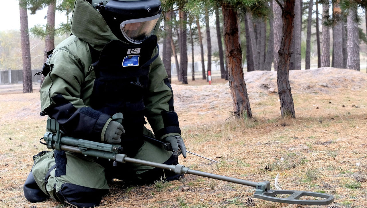 1700404-demining.jpg