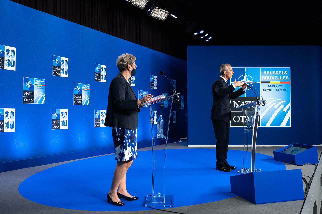 Press conference by NATO Secretary General Jens Stoltenberg following the NATO Summit in Brussels
Left: Oana Lungescu (NATO Spokesperson)