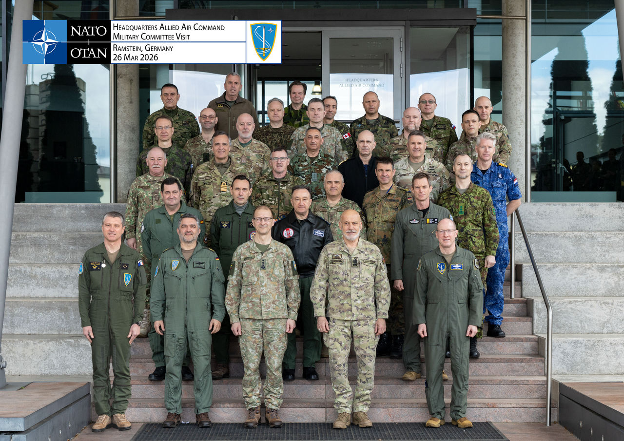 Family Photo - NATO Military Committee visits Allied Air Command (AIRCOM) headquarters in Ramstein, Germany