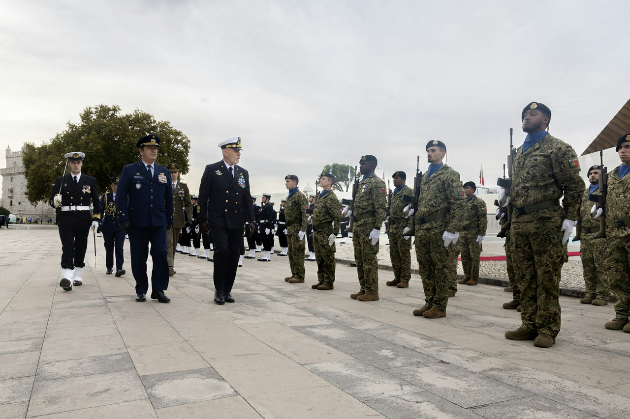 The Chair of the NATO Military Committee, Adm. Giuseppe Cavo Dragone (right) and the Chief of Defence of Portugal, Gen. João Cartaxo Alves (left), at the Act of Remembrance in Forte do Bom Sucesso.