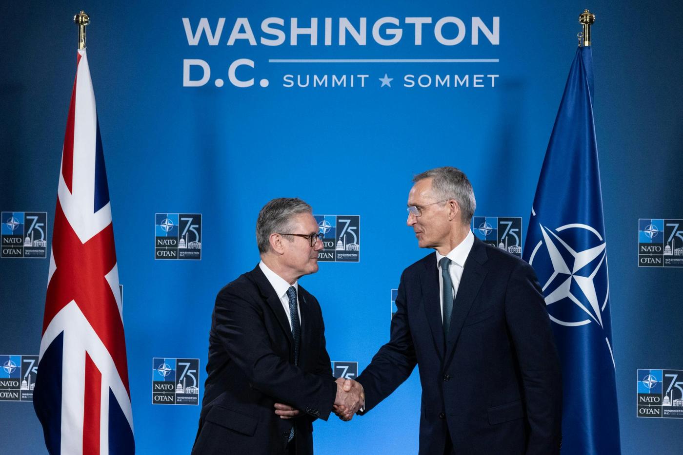 O dönemdeki NATO Genel Sekreteri Jens Stoltenberg (sağda) ve Birleşik Krallık Başbakanı Keir Starmer (solda) 10 Temmuz 2024’te Washington D.C.’de yapılan NATO Zirvesinde. © NATO
)