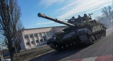 A Ukrainian Forces tank responds to Russia’s military operation on 24 February 2022, in Chuhuiv, Kharkiv Oblast, Ukraine. © CNBC / Anadolu Agency / Anadolu Agency / Getty Images
