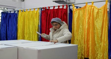 A woman votes during the first round of the presidential election in Bucharest, Romania on 24 November 2024. © Reuters
