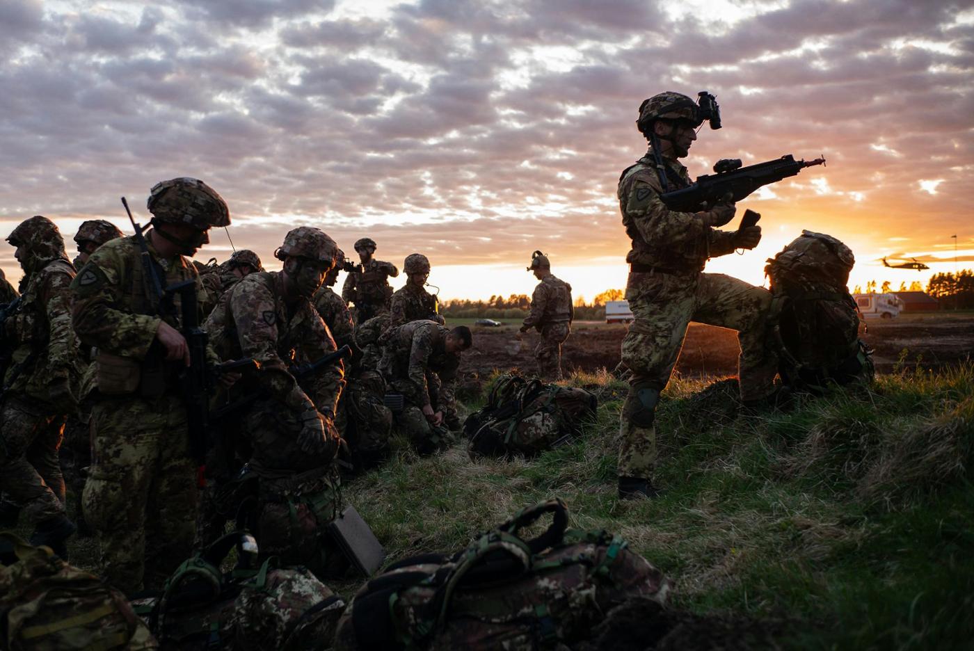 Paratroopers from the Italian Army’s Paratroopers Brigade “Folgore” prepare to move out after landing near Jönköping, Sweden during exercise Swift Response 24. An annual, US-led exercise focused on multinational airborne operations, Swift Response 24 was part of Steadfast Defender 24, NATO’s largest collective defence exercise since the Cold War. © NATO
)