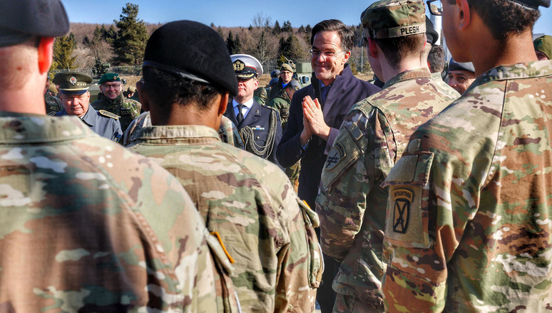 Secretary General Mark Rutte addresses the troops of the Forward Land Forces, stationed in Lešť.